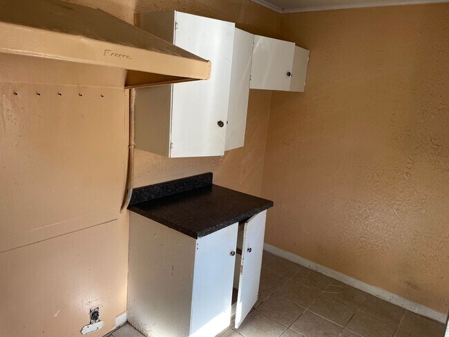 Building Photo - Spacious 3 Bedroom Home
