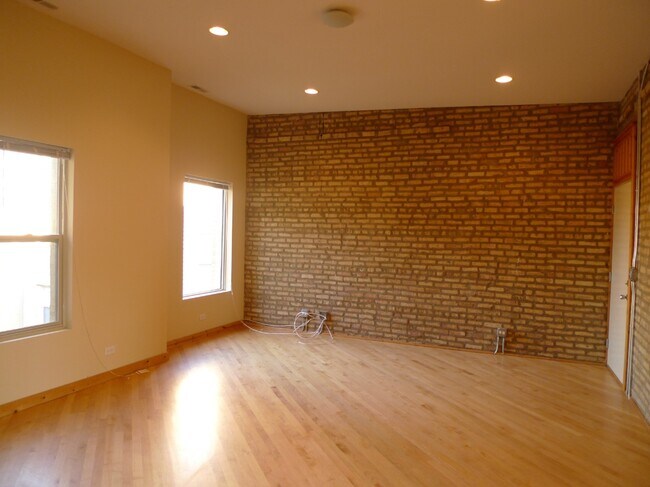 Building Photo - 1621 W Columbia Ave