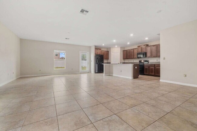 Foto del edificio - "Spacious 5-Bedroom Retreat in Tampa with 2.5 Baths and 2,215 Sq Ft of Comfort!"