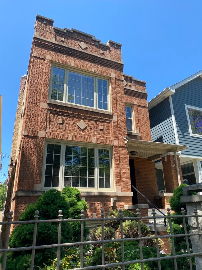 Building Photo - 2726 N Hamlin Ave