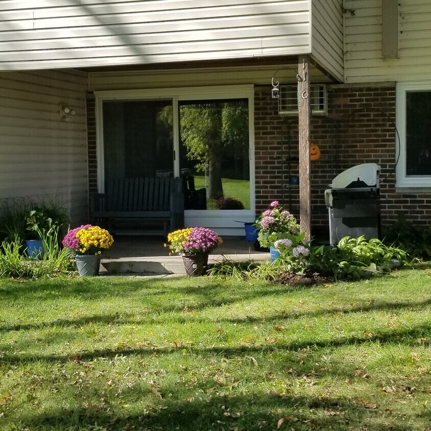Primary Photo - 10750 Rockford Rd