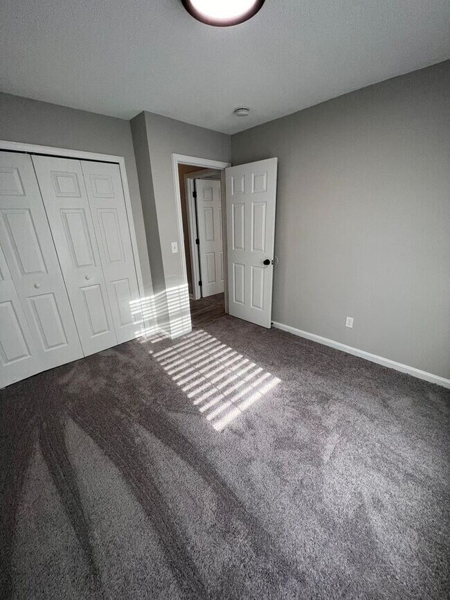Building Photo - NEWLY REMODELED 4 BED 2 BATH HALF OFF 1ST ...