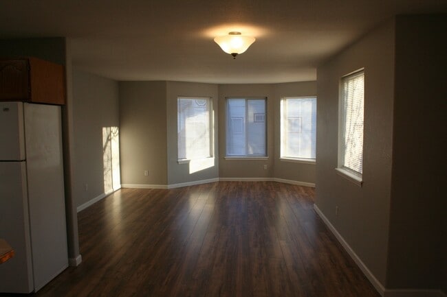 Building Photo - Cute remodeled unit!! A Must see!