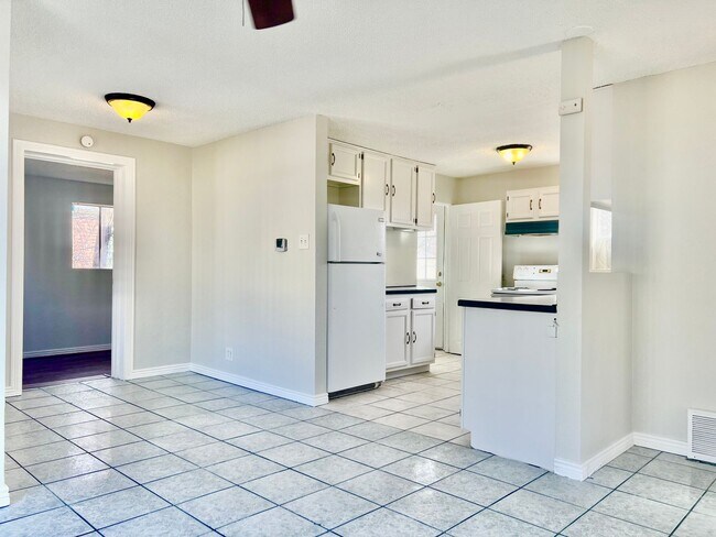 Building Photo - Charming 3-bedroom, 1-bathroom home availa...