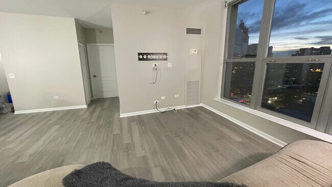 Sala de estar - Televisor montado en la pared - 600 N Dearborn St