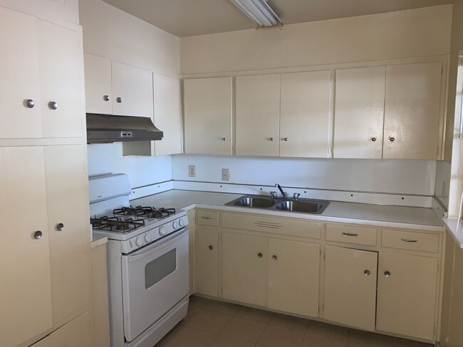 Building Photo - COZY DUPLEX, NEAR SHOPPING & 281!