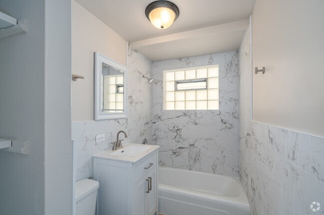 Apartamento renovado de 2 habitaciones y 1 baño - 750 pies cuadrados - Baño - 6946 W 65th St