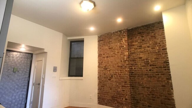 Building Photo - 336 Hart St
