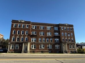 Building Photo - 1039 Main St