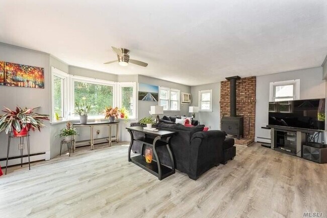 Foto del edificio - 341 Pin Oak Ln