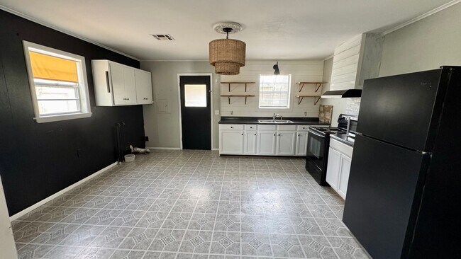 Foto del edificio - Move-In Ready 2 Bedroom Bungalow