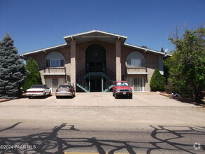 Building Photo - 1050 N Old Chisholm Trail