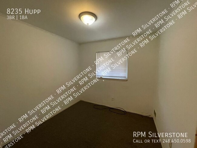 Building Photo - Spacious 3-bedroom
