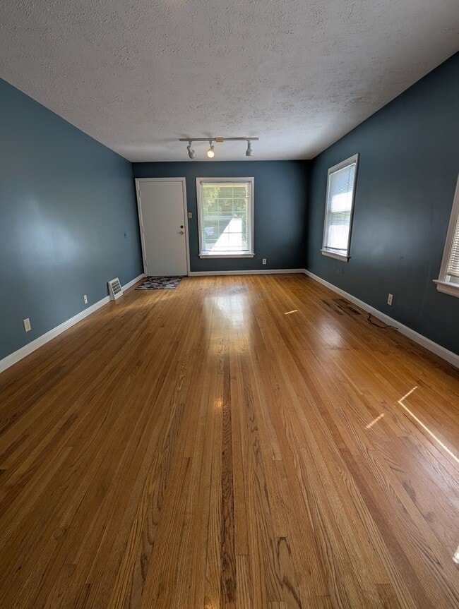 Building Photo - 547 S 11th Ave