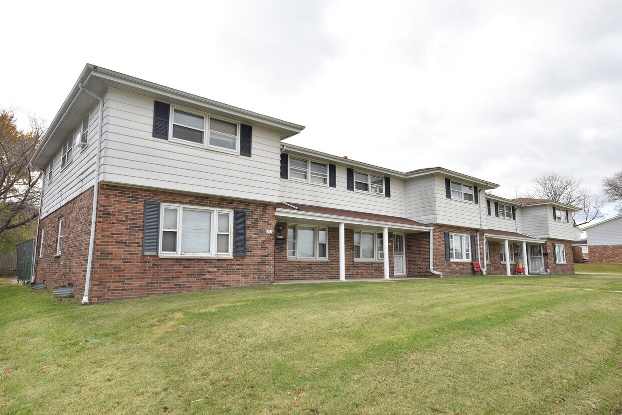 9935 W Hampton Ave, Milwaukee, WI 53225 Townhome Rentals in Milwaukee WI
