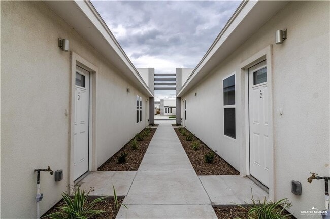 Building Photo - 10 W Kenwood St