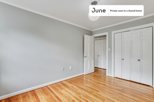 Foto del edificio - Room in Shared 7 bed/4 bath home