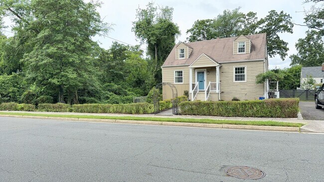 Foto del edificio - Charming Bungalow in the Heart of Fairfax ...