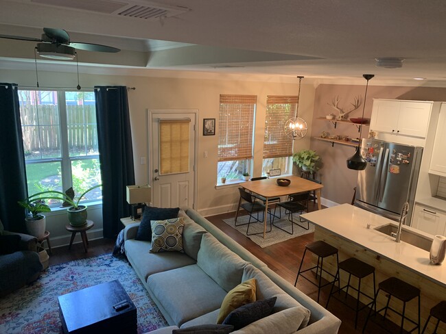 Building Photo - 921 Spring Valley Plz