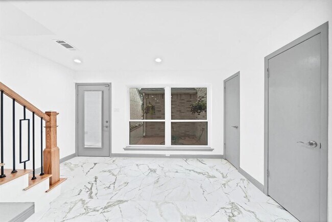 Building Photo - 4107 Bissonnet St