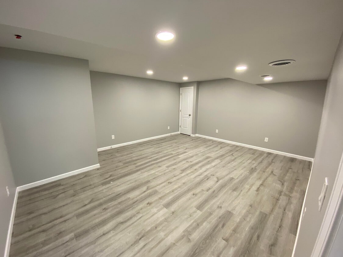 3rd bedroom in lower level - 3526 Dinsmore Castle Dr