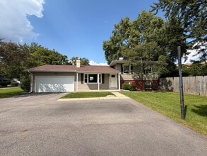 Building Photo - 5S481 Glenoban Dr