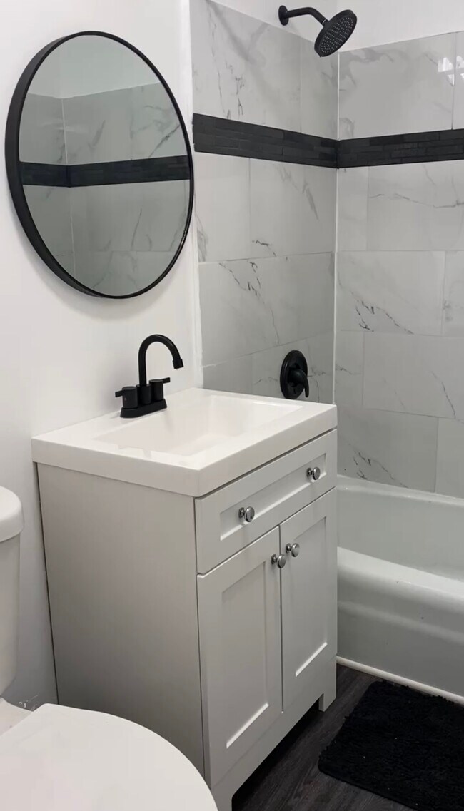 Foto del edificio - 655 W Irving Park Rd