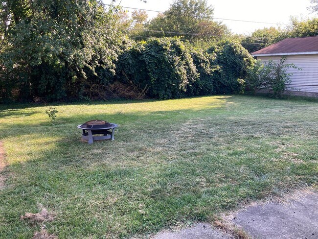 Building Photo - 3 Bedroom, 1 Bath Ranch Home w/Attached 1 ...
