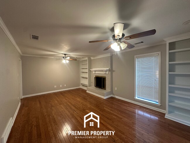 Foto del edificio - Spacious 4BR Cordova Home with Hardwood Floors, Fireplace & Fenced Yard