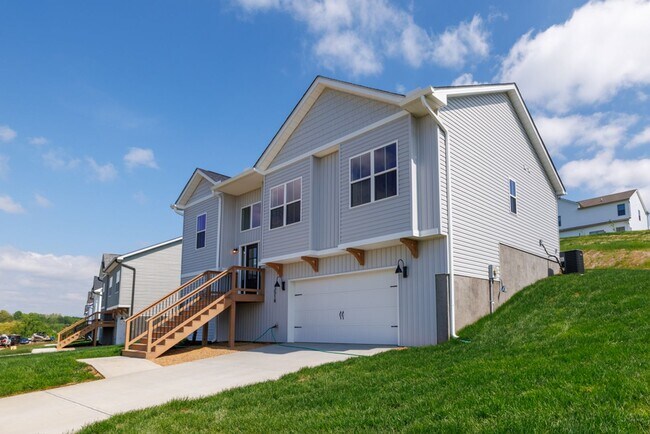 Building Photo - ONE-MONTH FREE RENT Move-Incentitive!!! Ne...