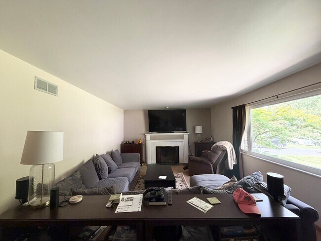 Foto del edificio - 241 Croswell Rd