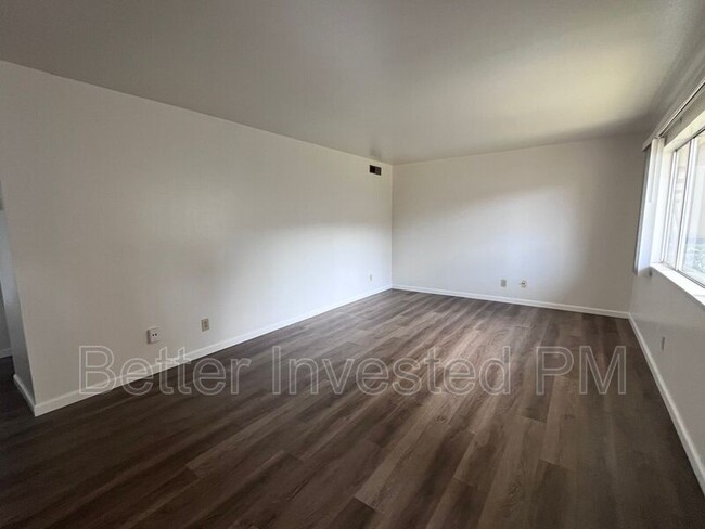 Building Photo - 857 S Oak St