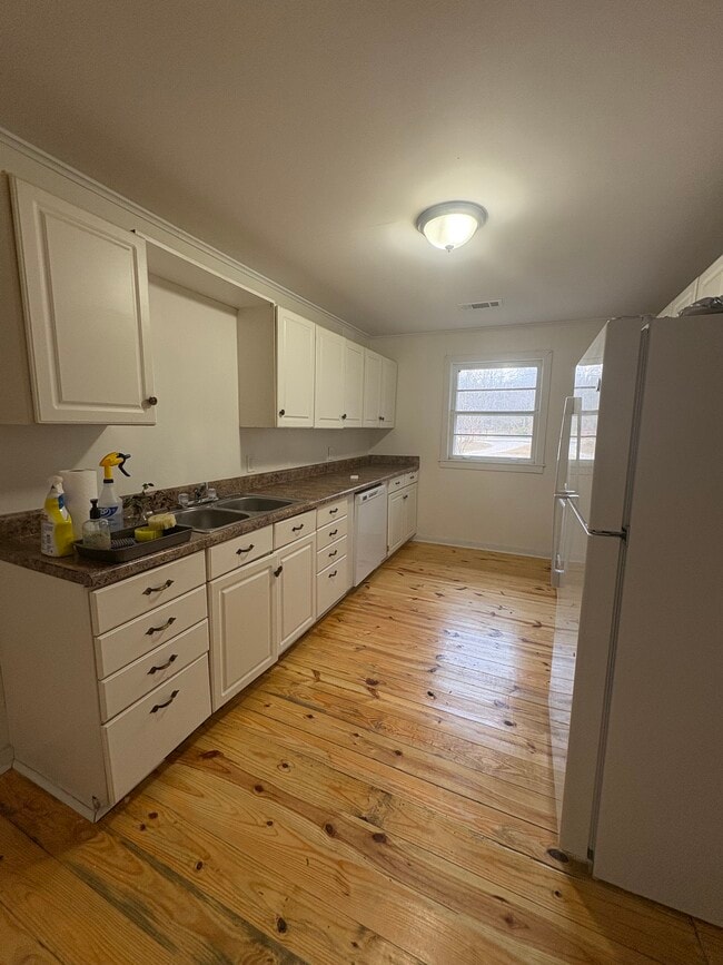 Foto del edificio - 492 Mobile St