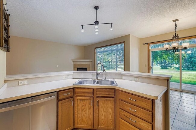 Building Photo - Rare 3bed 3bath Townhome in Rosemount
