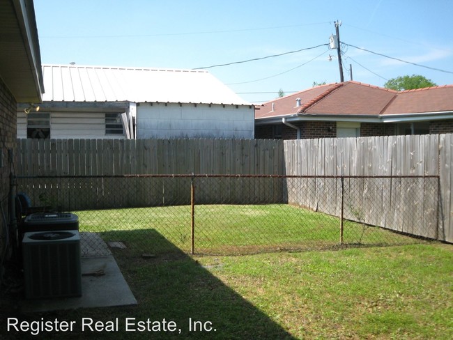 Building Photo - 510 Chalmette Ave