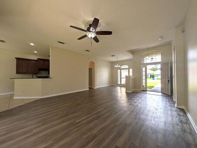 Foto del edificio - READY NOW!! Great 4 Bedroom, 2 Bath House with a HUGE yard - Near I-295 & Dunn with quick access ...