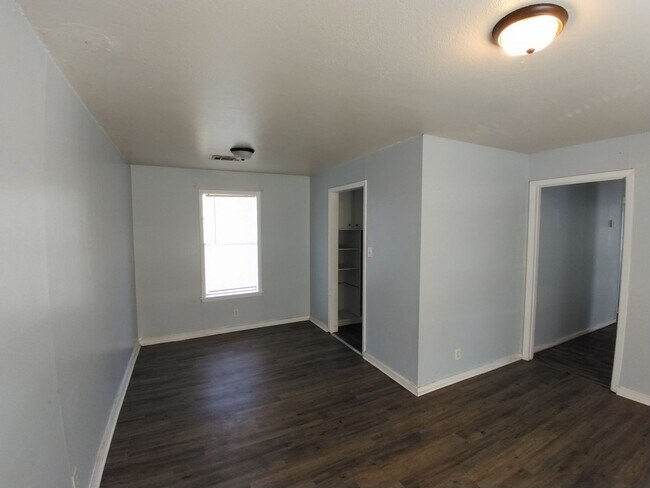 Building Photo - 1611 Aaron Ave