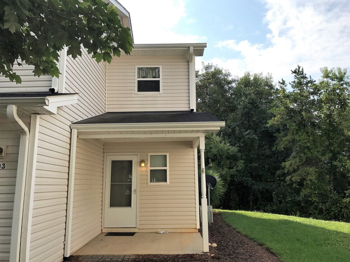 Foto principal - End Unit Townhome on Quiet Cul-De-Sac in Covington Crossing