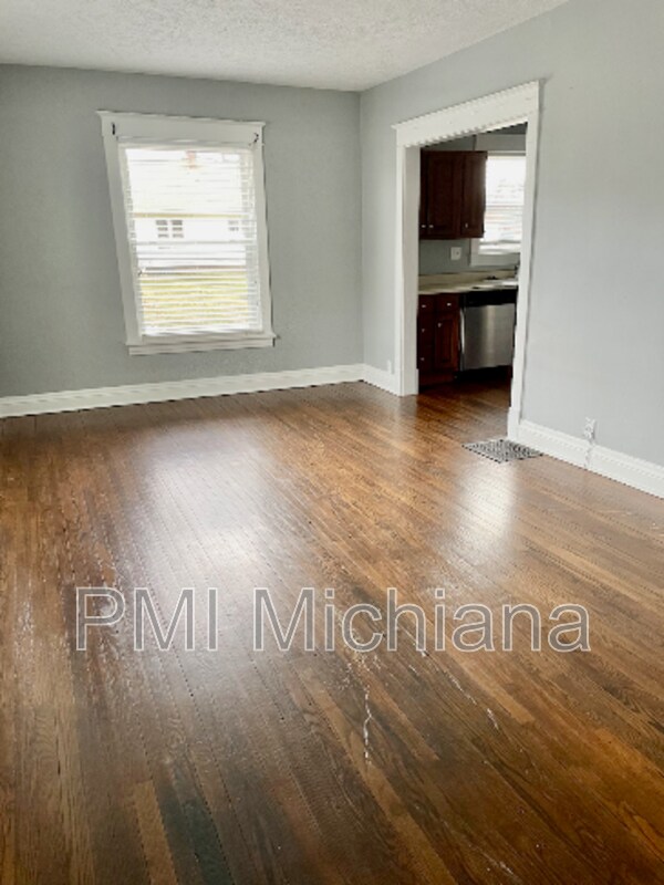 Foto del edificio - 1226 E Madison St
