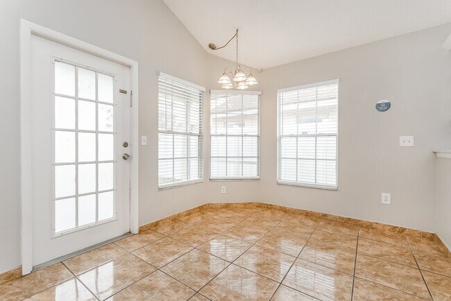 Foto del edificio - 12612 Belrose Ave