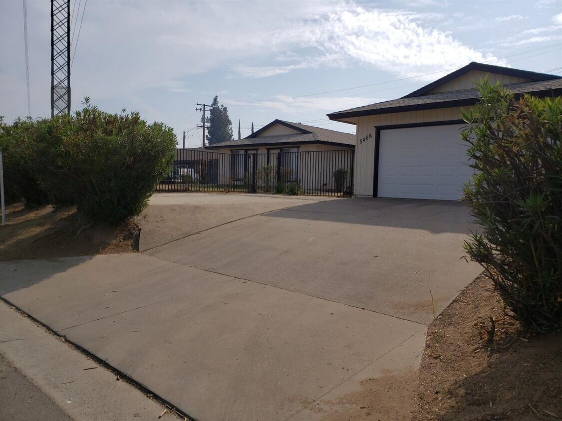 Primary Photo - Large 5 Bedroom 3 Bathroom Home for rent
