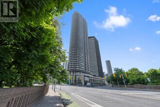 Building Photo - 585 Bloor St E