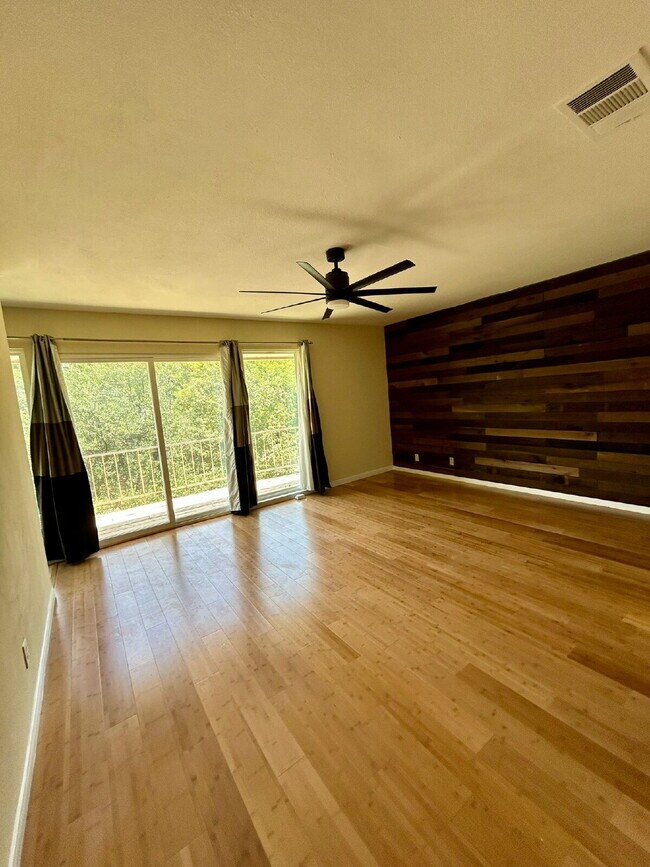 Foto del edificio - Spacious 5-Bedroom Home Steps from Walnut ...