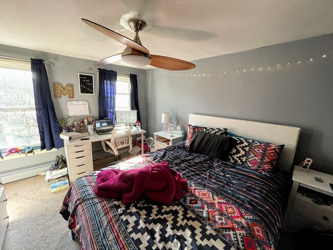 Building Photo - 2 bed 2 bath - recently updated, in unit laundry, private patio