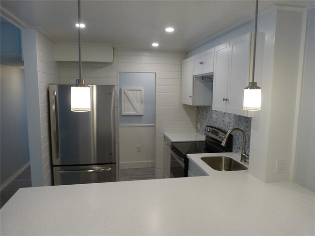 Building Photo - 2655 Pine Ridge Way N