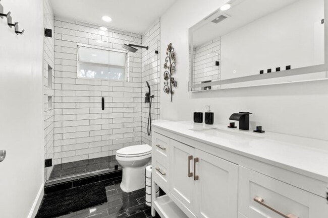 Building Photo - 921 SE 13th Ct