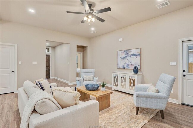 Foto del edificio - 4 Bedroom, 2 Bath in Dove Crossing Subdivi...