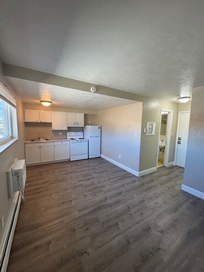 Building Photo - Cute Studio Apartment Available 8/9/26