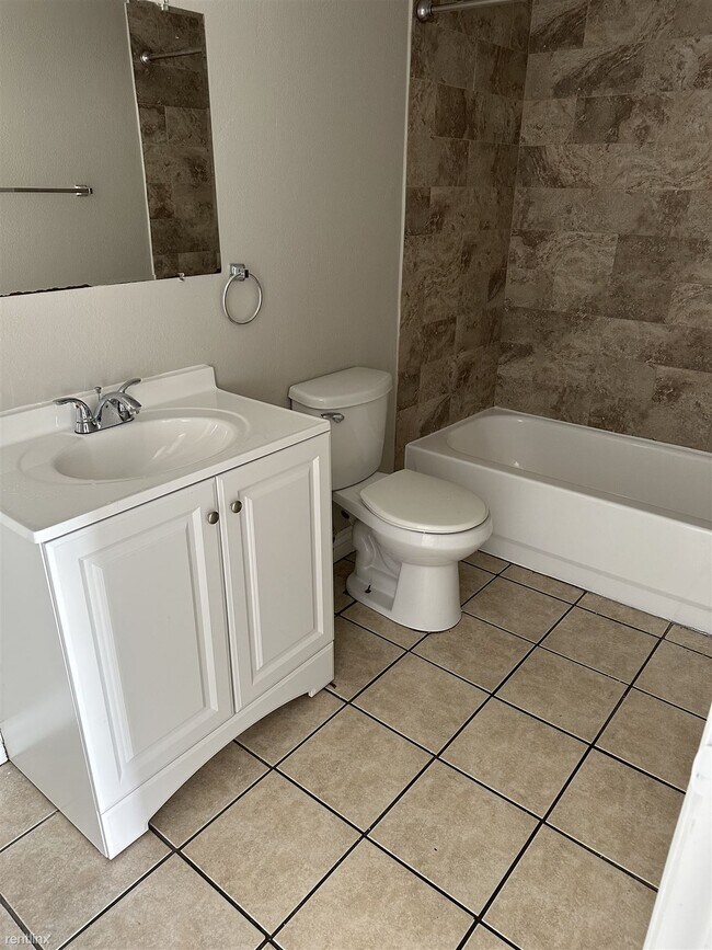 Foto del edificio - 2 br, 1 bath 4plex - 2318 East Broadway Ro...