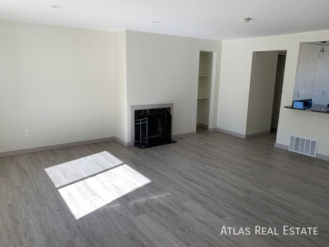 Foto del edificio - Spacious Duplex in Littleton with Fenced i...